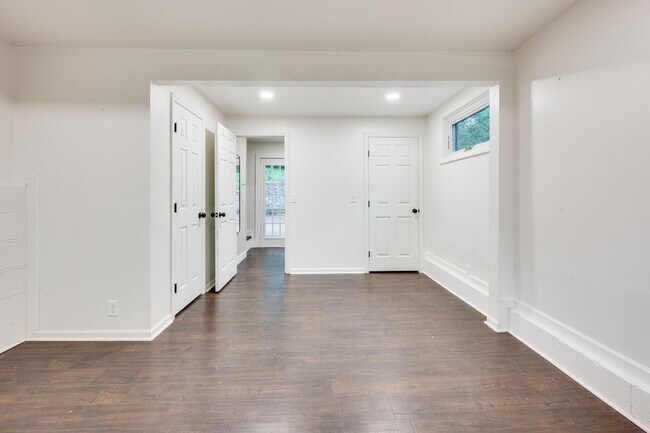 Building Photo - Amazing 3BE/2BA home in the West Meade & Hillwood Estates area!