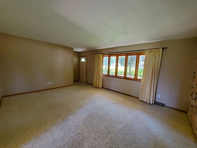 Building Photo - FOR RENT- Crestline Ave- Gorgeous Home in ...