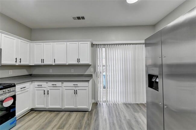 Building Photo - 903 Redwood Dr