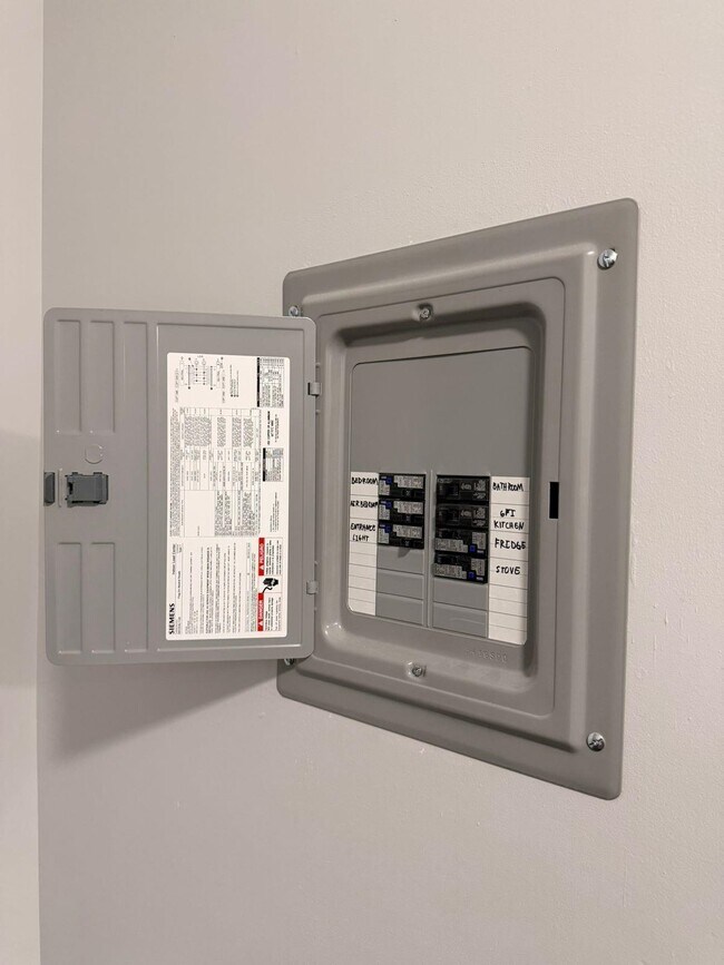 Building Photo - 906 Summit Ave