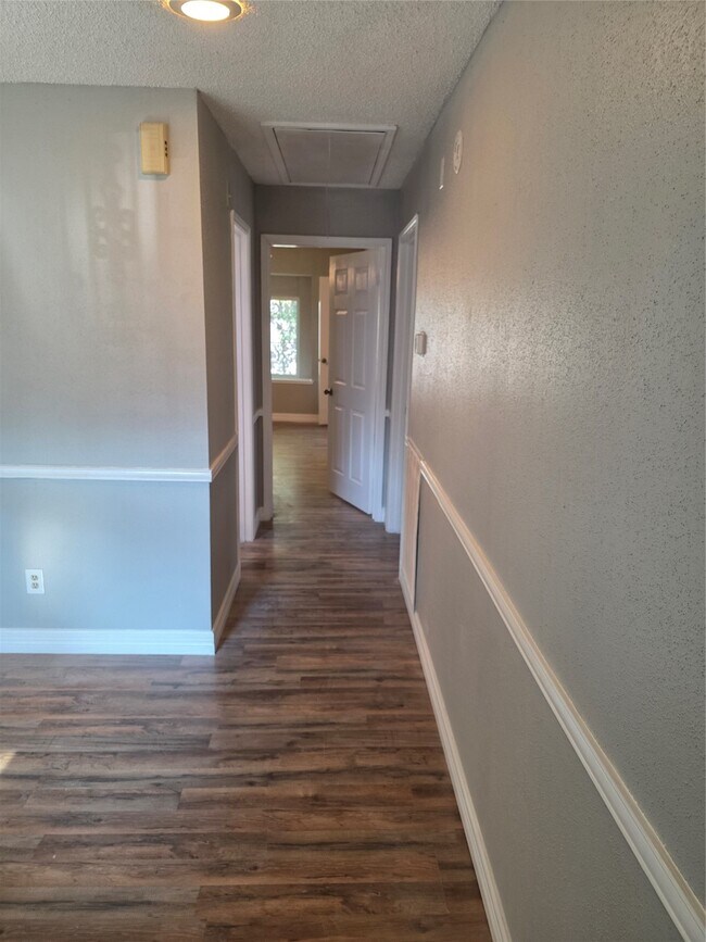 Building Photo - 3214 S Briar Knoll Dr