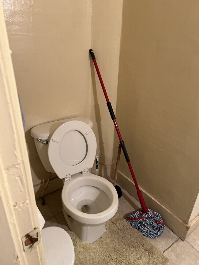 Building Photo - Welcome Home to Your Charming 2-Bedroom Ap...