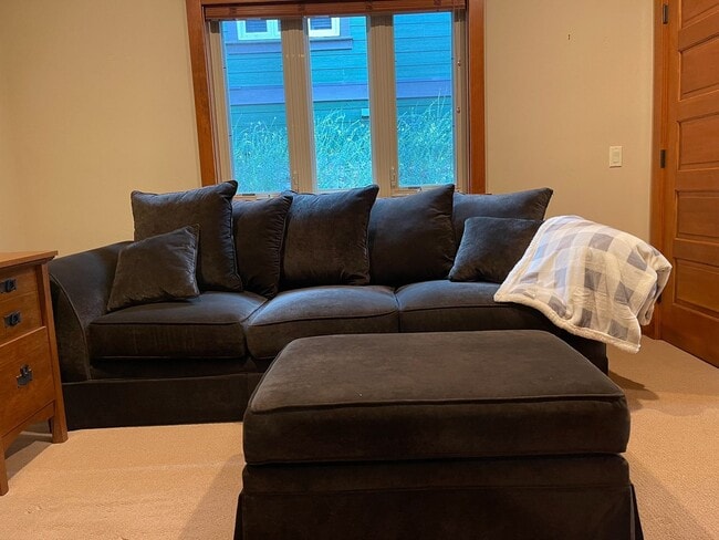 Building Photo - Luxury Mountain Residence — Premier 6-Month Winter Lease Near Canyon Lodge