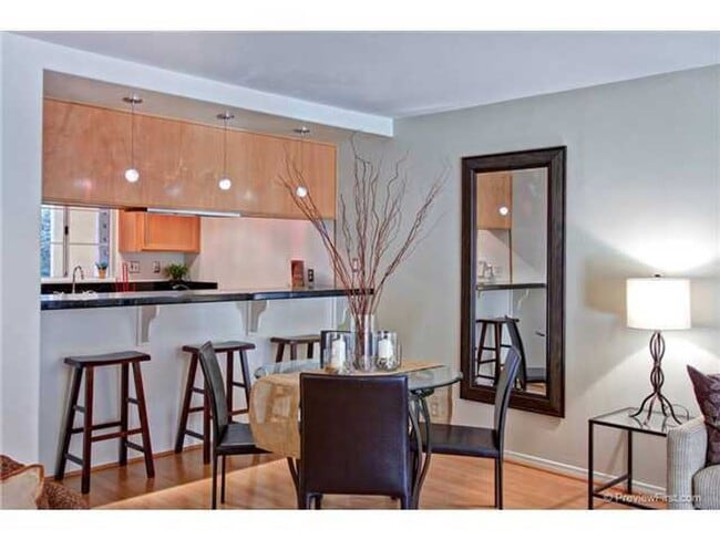 Building Photo - $3,100 - 2 Bed / 2 Bath Condo in Mission H...