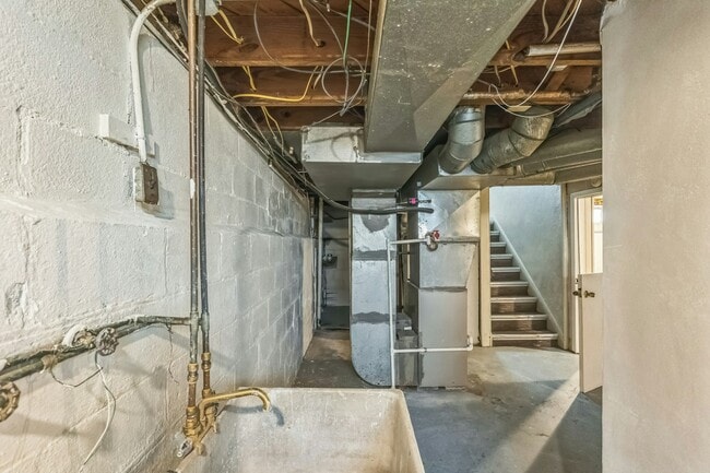 Building Photo - 5185 Clement Ave