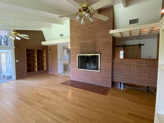Building Photo - Spacious Visalia home in a well establishe...