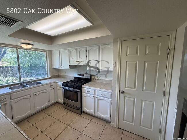 Building Photo - 5802 Oak Country Way