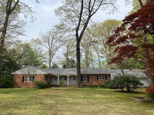 Primary Photo - Rambling Brick Rancher with water views cl...