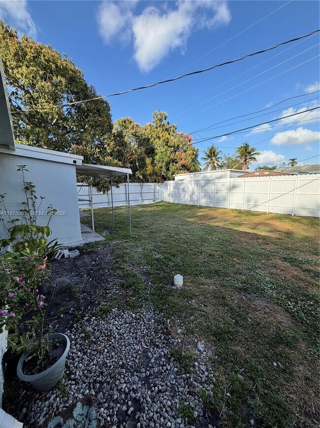 Building Photo - 2655 Island Dr