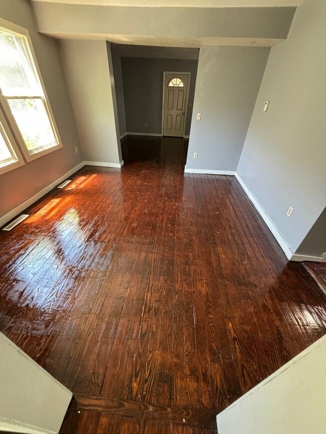 Building Photo - Large 4 Bedroom 1.5 Bathroom HOUSE SPECIAL