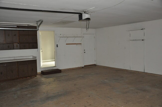 Building Photo - 900 Franora Dr
