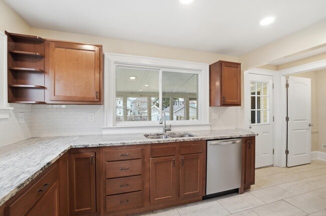 Building Photo - 270 S Cypress Ave