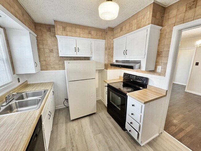 Building Photo - 135 S Greer St