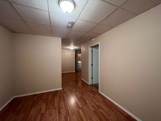 Building Photo - Spacious 5 Bedroom with 2nd Kitchen