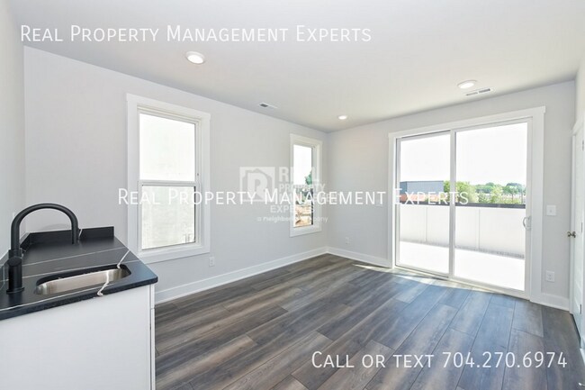 Building Photo - 2140 Terwilliger Terrace