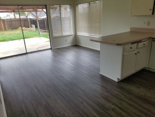 Building Photo - 4 Bedroom Single level