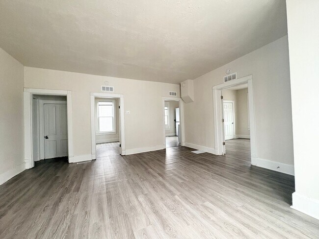 Building Photo - 527 5th St