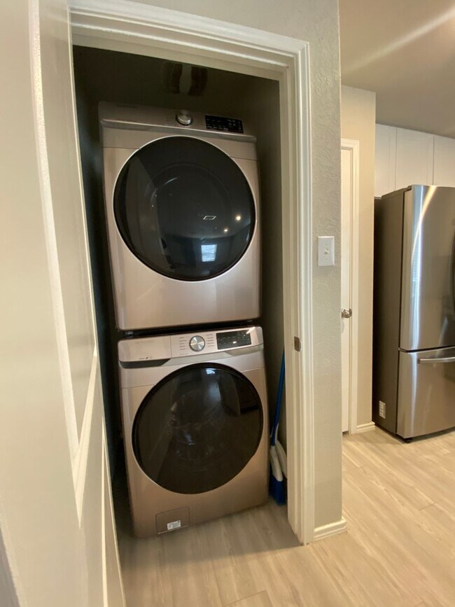 Building Photo - Move in Ready 3 bd/2 ba with bonus rooms!