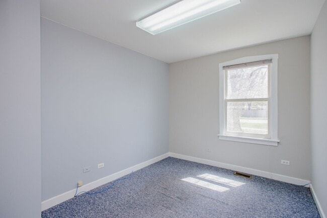 Building Photo - 1305 Oswego Rd