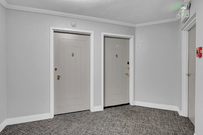 Building Photo - $1,645 - 1 Bed, 1 bath Condo in Denver wit...