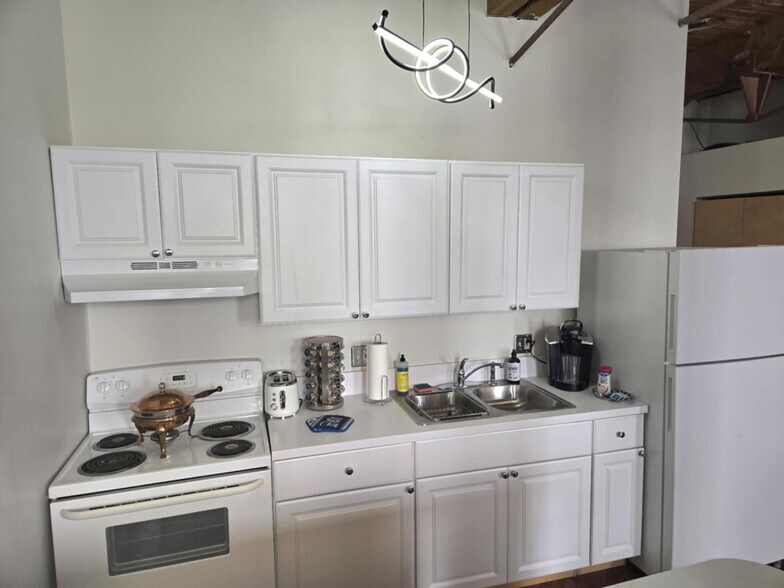 Building Photo - 227 Iron St