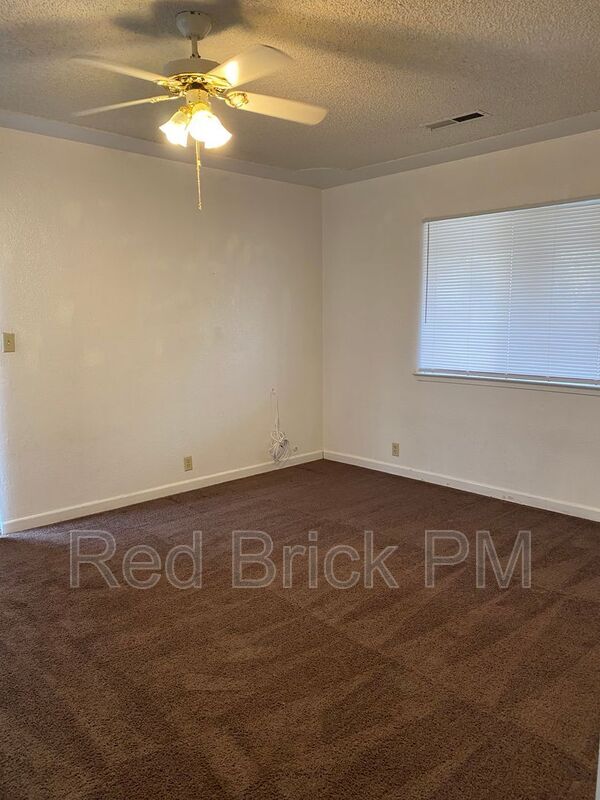 Building Photo - 800 E 23rd St