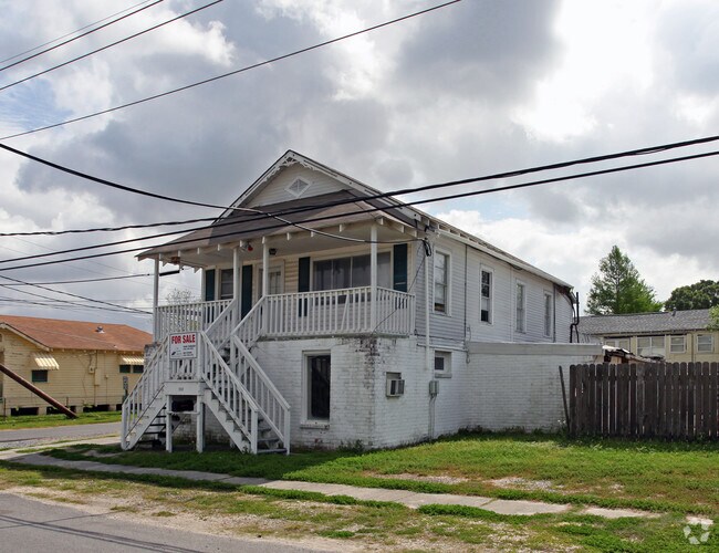 Building Photo - 501 Laroussini St