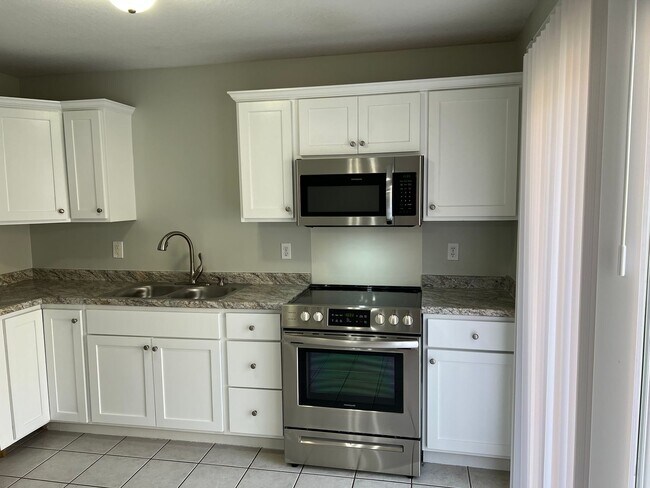 Building Photo - Red Bank Townhome
