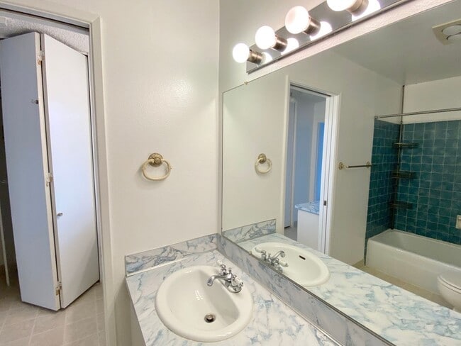 Building Photo - 34 foot boat slip included in rent!  Spacious 3 bedroom Jantzen Beach condo