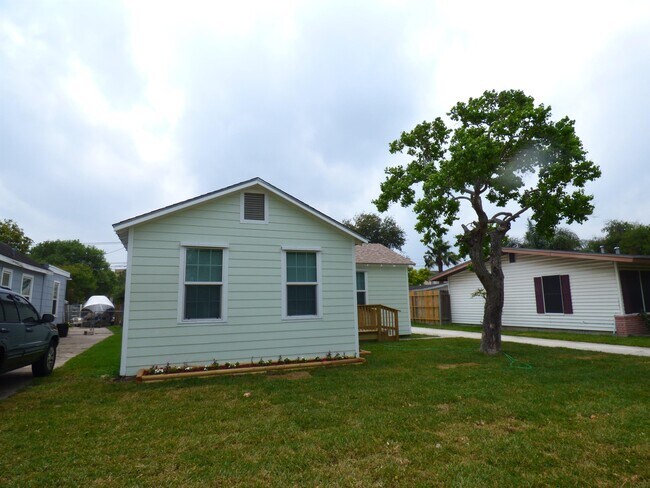 Building Photo - 3529 Topeka St