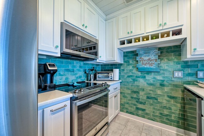 Building Photo - GORGEOUS FURNISHED OFF-SEASON RENTAL NOW AVAILABLE THROUGH MAY