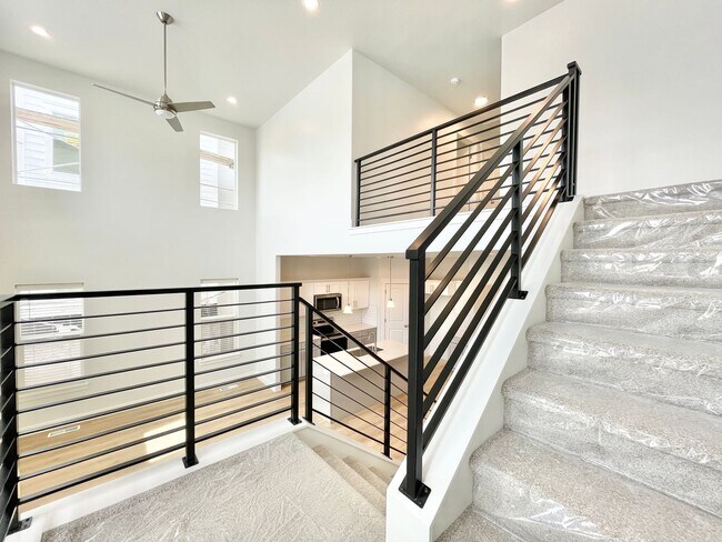 Building Photo - Sleek Townhome at Mountain Ridge!