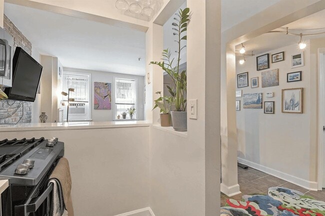 Building Photo - 98 Bright St