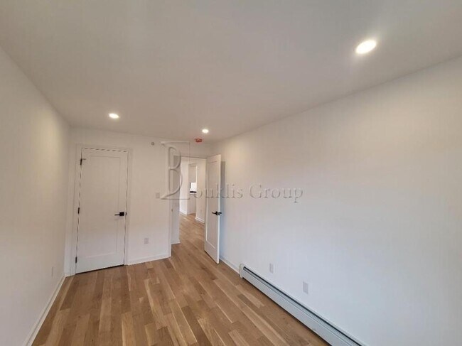 Building Photo - 2 bedroom in ASTORIA NY 11105