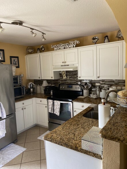 Kitchen - 1055 Luminary Cir