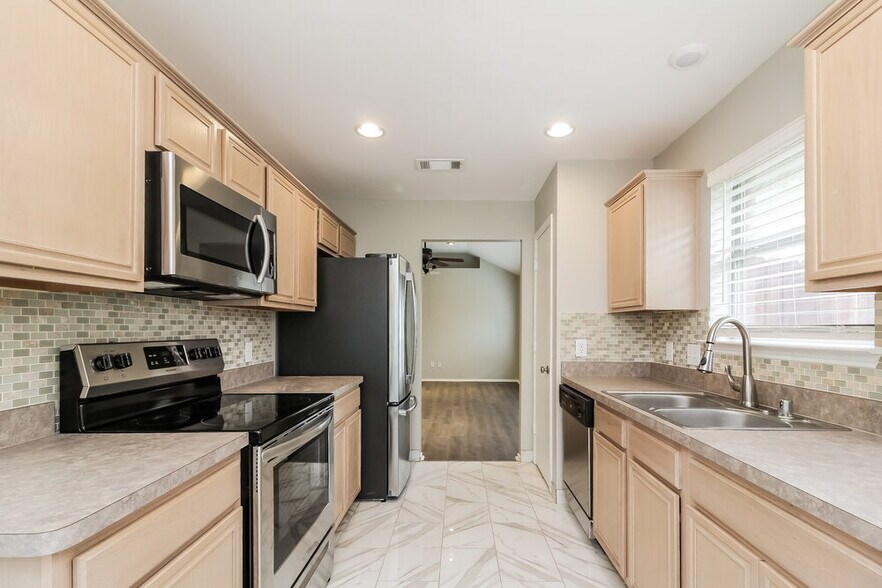 Building Photo - 13911 Creek Crossing Dr