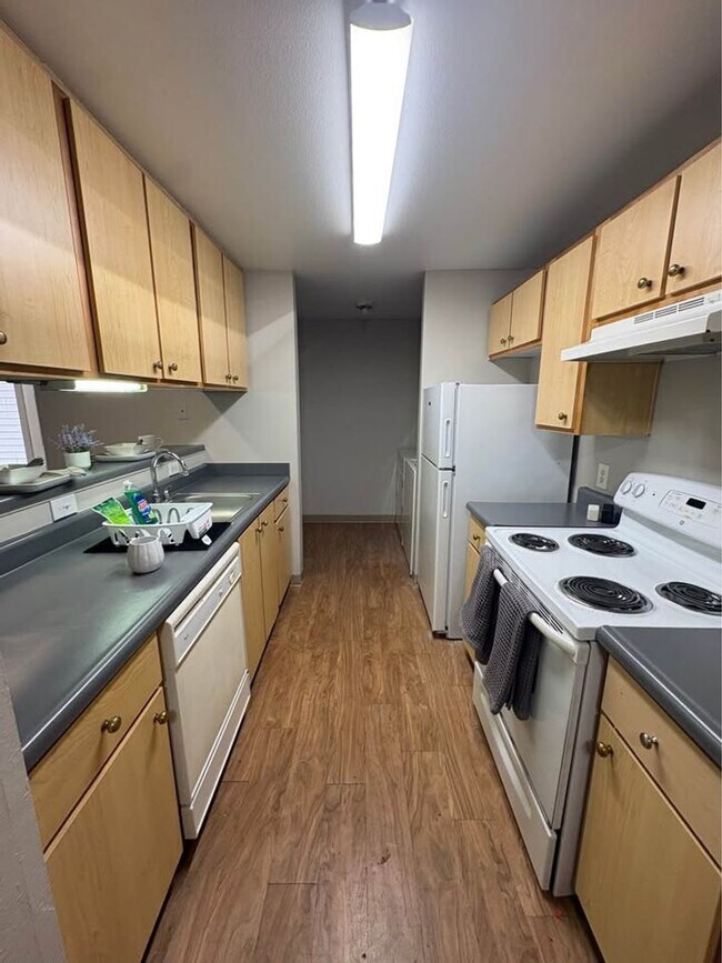 Building Photo - Life Just Got Better Come See For Yourself At Powell Court Apartments!!