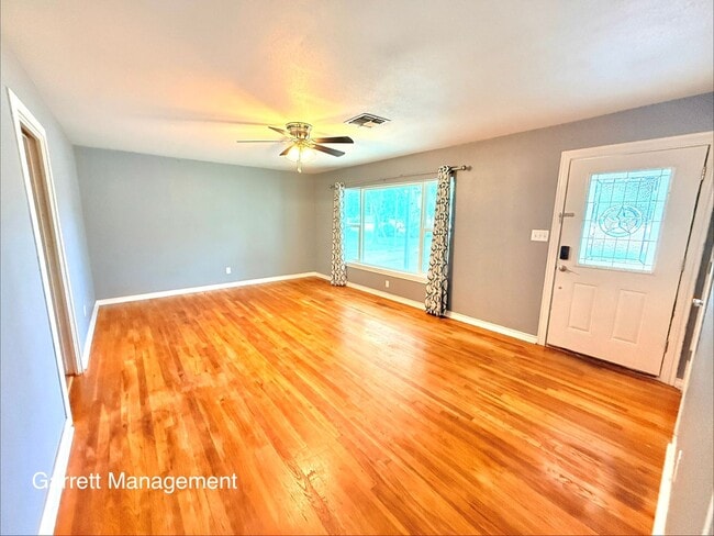 Building Photo - Spacious 5 Bedroom, 3 bath