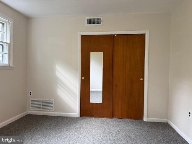 Building Photo - 117 Elm Ave