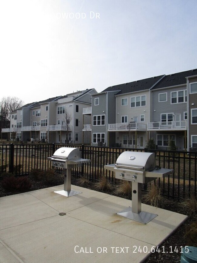 Building Photo - 8269 Meadowood Dr