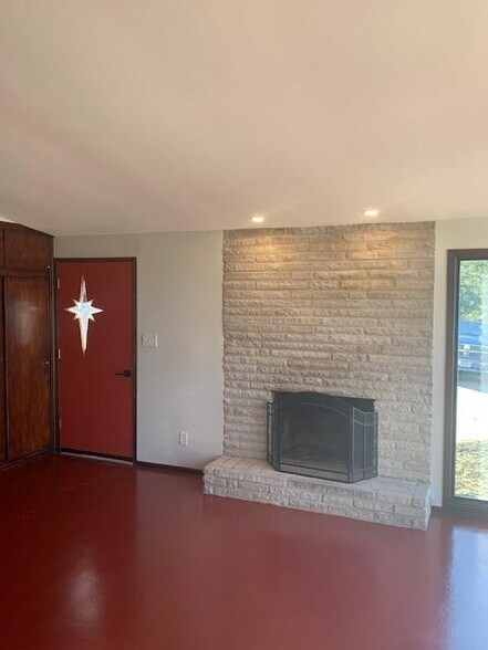 Building Photo - 713 Hutchins Dr