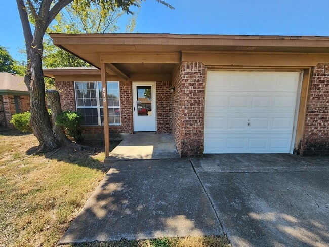 Building Photo - Charming 2 bedroom Duplex in Burleson
