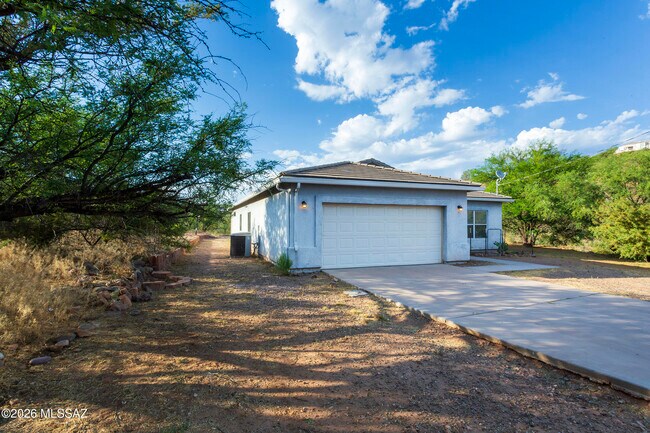 Building Photo - 392 Falcon Ct
