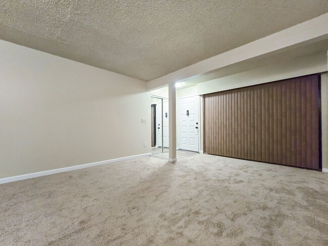 Building Photo - Spacious & Bright Condo in Downtown Redmon...