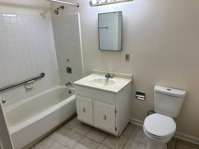 Building Photo - Adorable One Bedroom Condo in the Heathste...