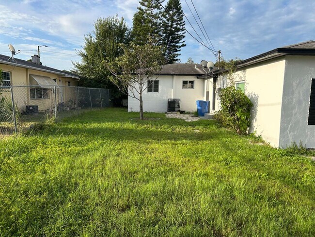 Building Photo - "Charming 3-Bedroom Home in St. Petersburg with Spacious 1,199 Sq Ft Layout!"