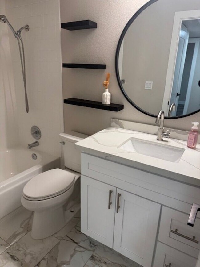 Building Photo - Beautifully updated 2-bedroom, 2-bathroom ...
