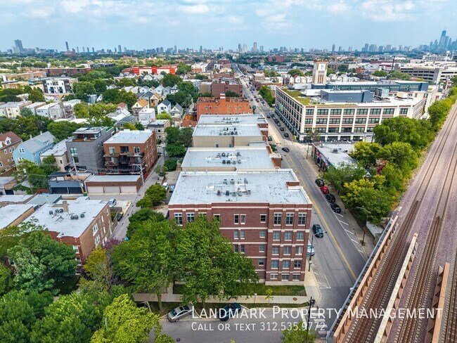 Building Photo - 2622 W Diversey Ave