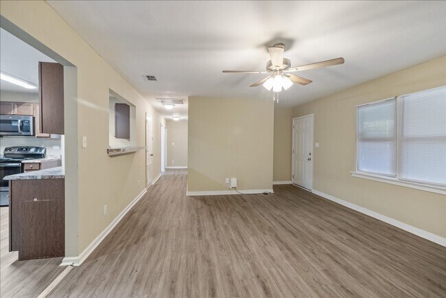 Building Photo - 207 Iris Cir