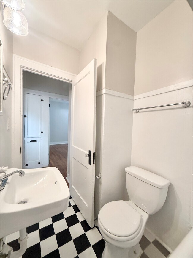 Building Photo - 1136 Berthea St